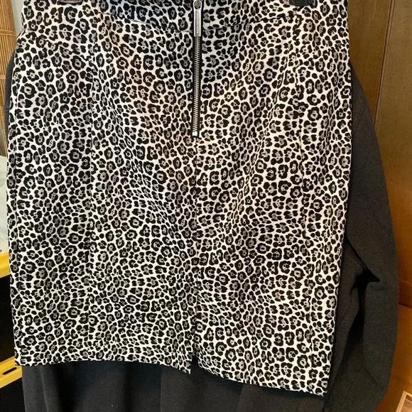 Michael Kors size M black and white skirt - Picture 2 of 9